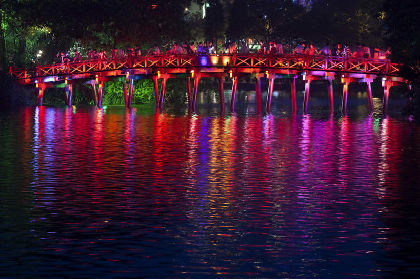 无人,横图,室外,夜晚,正面,度假,湖,湖泊,美景,水,城市风光,城市,路灯,照明,越南,亚洲,阴影,波纹,光线,影子,湖面,景观,水流,水面,灯光,涟漪,首都,娱乐,灯,倒影,水纹,波浪,湖水,享受,休闲,景色,放松,东南亚,照亮,倒映,照明设备,河内,越南社会主义共和国,百花春城,水晕,反照,还剑湖,彩图