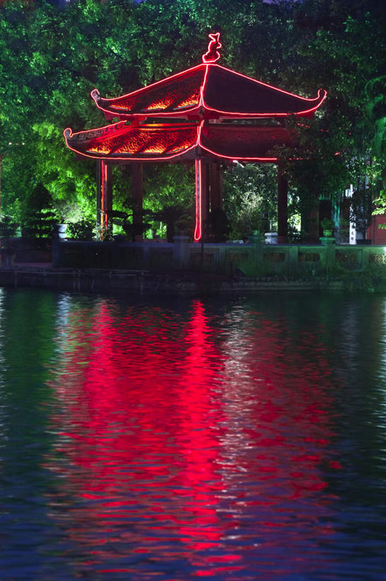 无人,栏杆,竖图,室外,夜晚,正面,度假,湖,湖泊,美景,水,城市风光,城市,路灯,照明,越南,亚洲,阴影,波纹,光线,影子,亭子,湖面,景观,水流,水面,围栏,灯光,涟漪,首都,娱乐,护栏,灯,红色,倒影,水纹,波浪,湖水,享受,休闲,景色,放松,东南亚,照亮,倒映,照明设备,河内,越南社会主义共和国,百花春城,水晕,反照,还剑湖,彩图