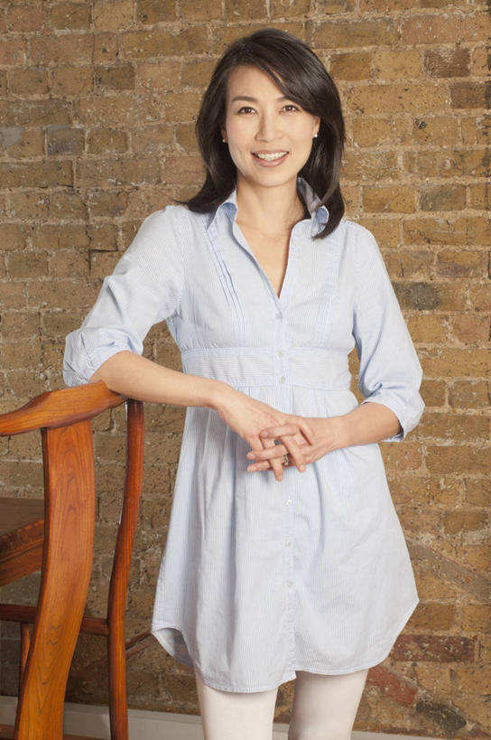 蝶泳,东方人,一个人,站,笑,微笑,露齿笑,室内,白天,正面,椅子,亚洲,仅一个女性,仅一个人,一把,服装,木椅,墙,注视,休闲装,黄种人,墙壁,墙面,衣服,观察,看,站着,仅一个中年女性,休闲,休闲服,搭,服饰,观看,察看,搭着,关注,女人,女性,中年女性,亚洲人,站立,半身,彩图