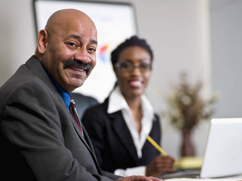 冲浪,西方人,胡须,两个人,同事,商务人士,商务男性,商务女性,办公室,坐,笑,微笑,露齿笑,室内,白天,正面,衬衫,成功,合作,团队,集体,信心,电脑,笔记本电脑,显示器,家具,桌子,花瓶,椅子,欧洲,非洲,黑人,欧洲人,一副,握,套装,朦胧,模糊,盛开,网络,笔,材料,档案,屏幕,文件,眼镜,办公桌,墙,办公用品,领带,拿,花蕾,拿着,扭头,注视,通讯设备,显示屏,队伍,水笔,墙壁,墙面,玻璃制品,文具,花,花瓣,花朵,鲜花,玻璃瓶,会议椅,瓶子,学习用品,资料,花苞,花蕊,观察,看,转头,搭,握着,观看,办公椅,文具用品,察看,无线,领导,象征,庄重,成就,搭着,关注,文档,通信设备,商务装,身份,无线网络,合伙,领袖,近视眼镜,无线上网,便携式电脑,工薪阶层,输出设备,办公家具,正式,地位,商务椅,培训椅,手提电脑,男人,男性,女人,女性,中年男性,中年女性,白种人,非洲人,胡子,小胡子,白领,上班族,坐着,半身,彩图,衬衣