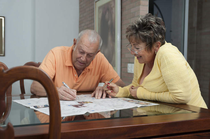 冲浪,西方人,老年人,两个人,家庭,夫妻,坐,笑,微笑,露齿笑,室内,白天,正面,爱情,阅读,桌面,桌子,报纸,椅子,欧洲,欧洲人,握,学习,服装,木制,笔,木椅,墙,办公用品,浪漫,拿,拿着,扭头,注视,休闲装,水笔,墙壁,墙面,文具,衣服,木制品,学习用品,低头,观察,看,转头,休闲,温暖,温馨,一家人,休闲服,恩爱,搭,浏览,握着,恋人,服饰,观看,文具用品,和睦,察看,搭着,关注,垂头,老年男性,老年女性,男人,男性,女人,女性,白种人,夫妇,情侣,坐着,半身,彩图,伴侣,融洽