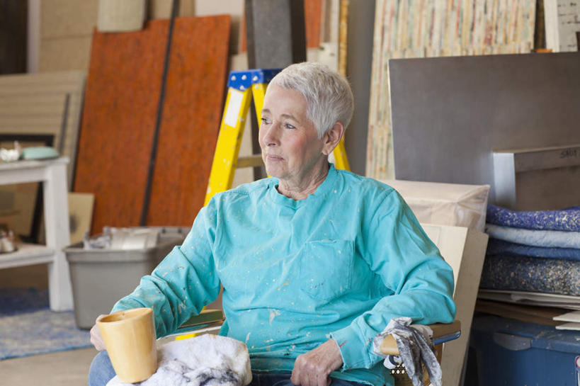 冲浪,咖啡,西方人,一个人,坐,攀登,室内,白天,正面,幸福,安全,集体,杯子,椅子,欧洲,欧洲人,仅一个女性,仅一个人,握,服装,梯子,陶瓷,阶梯,木椅,防护,陶瓷制品,利益,拿,拿着,注视,休闲装,娱乐,饮料,一个,衣服,马克杯,手套,水杯,观察,看,享受,休闲,温馨,团体,休闲服,爬,放松,乐趣,握着,服饰,仅一个老年女性,奋斗,单个,观看,上升,保护,愿望,察看,组织,提神,舒适,工作室,关注,努力,醒脑,保险,人字梯,保全,周全,安稳,安定,软饮料,防护手套,登高,理想,平安,老年女性,女人,女性,白种人,攀爬,坐着,半身,彩图