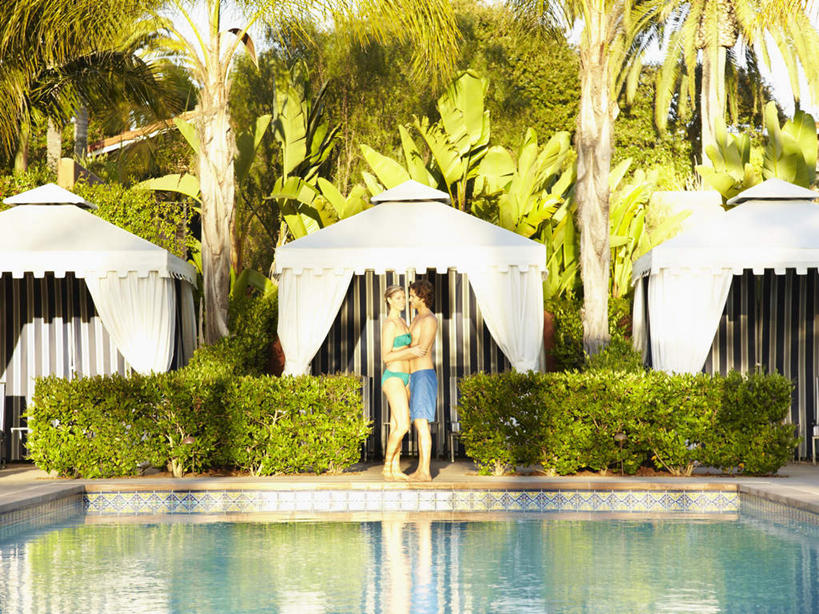 冲浪,西方人,两个人,家庭,夫妻,体育馆,游泳池,站,抱,吻,室外,白天,侧面,泳装,比基尼,爱情,旅游,度假,美景,水,植物,棕榈树,叶子,欧洲,欧洲人,阴影,环保,光线,影子,景观,水池,水面,绿叶,防护,浪漫,娱乐,泳池,裸露,树,树木,绿色,倒影,阳光,自然,站着,享受,休闲,温暖,温馨,一家人,嫩叶,景色,恩爱,放松,恋人,生长,成长,抱着,和睦,游泳馆,倒映,搂着,美好,美妙,自然风光,裸,间隔,棕榈叶,美观,雅观,反照,绿篱,生篱,树篱,植篱,男人,男性,年轻女性,女人,女性,中年男性,白种人,年轻人,夫妇,情侣,叶,叶片,棕树,棕榈,怀抱,接吻,搂,搂抱,亲,亲吻,亲嘴,相抱,拥抱,站立,彩图,全身,三点式,泳衣,伴侣,融洽