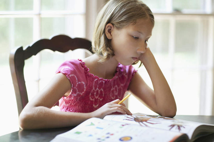 冲浪,西方人,儿童,一个人,坐,室外,白天,正面,纯洁,餐桌,桌子,书籍,椅子,欧洲,欧洲人,仅一个女性,仅一个人,一本,撑,握,阴影,服装,反射,笔,影子,木椅,办公用品,拿,拿着,托腮,注视,休闲装,文具,小孩,衣服,铅笔,学习用品,观察,看,托,仅一个小孩,休闲,休闲服,可爱,童年,童趣,握着,服饰,餐台,观看,文具用品,察看,关注,托下巴,童真,烂漫,无邪,天真,女孩,女人,女性,白种人,孩子,书,图书,坐着,半身,彩图,女生