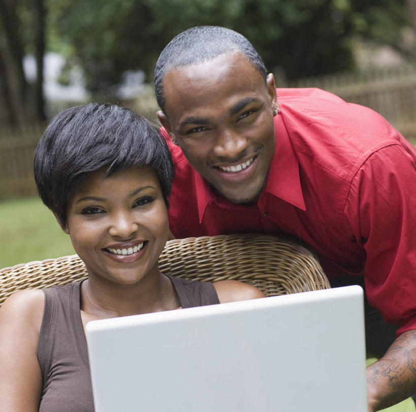 冲浪,西方人,两个人,家庭,夫妻,站,坐,笑,微笑,露齿笑,室外,白天,正面,爱情,电脑,笔记本电脑,草地,草坪,植物,椅子,欧洲,非洲,黑人,欧洲人,弯腰,服装,朦胧,模糊,网络,木椅,浪漫,注视,休闲装,通讯设备,草,树,树木,衣服,绿色,自然,观察,看,站着,休闲,温暖,温馨,一家人,休闲服,恩爱,恋人,服饰,生长,成长,观看,和睦,察看,无线,关注,通信设备,无线网络,无线上网,便携式电脑,弯身,手提电脑,男人,男性,年轻男性,女人,女性,中年女性,非洲人,夫妇,情侣,站立,坐着,半身,彩图,伴侣,融洽