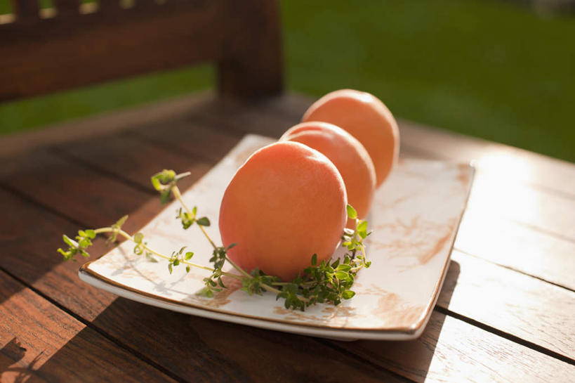 冲浪,无人,俯视,室外,特写,白天,草地,草坪,植物,桃子,餐具,水果,叶子,椅子,一把,一排,阴影,朦胧,模糊,新鲜,整齐,装饰,光线,木制,碟子,盘,影子,木椅,生食,食品,果实,绿叶,草,食物,排列,三个,一个,绿色,阳光,盘子,木制品,碟,橙色,嫩叶,有机食品,绿色食品,单个,华丽,修饰,点缀,配菜,队列,肺果,衬托,美观,雅致,雅观,叶,叶片,彩图,高角度拍摄