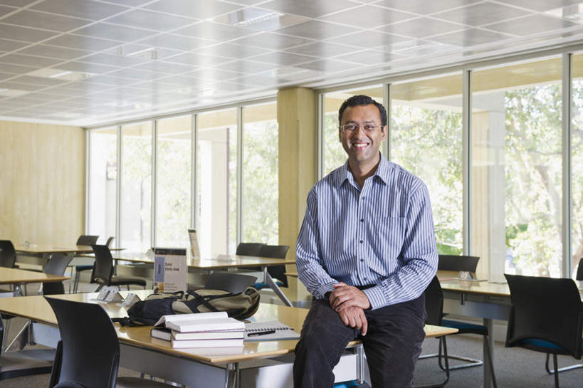 冲浪,东方人,一个人,教师,学校,坐,笑,双手交叉,微笑,露齿笑,室内,白天,正面,衬衫,窗户,桌子,椅子,亚洲,仅一个男性,仅一个人,仅一个中年男性,一排,许多,服装,整齐,并列,并排,木椅,墙,很多,注视,黄种人,书桌,校园,玻璃窗,墙壁,墙面,排列,衣服,课桌,观察,看,教室,服饰,观看,察看,衣着,穿着,队列,关注,平行,衣饰,男人,男性,中年男性,亚洲人,讲师,教授,老师,十字手,坐着,半身,彩图,衬衣