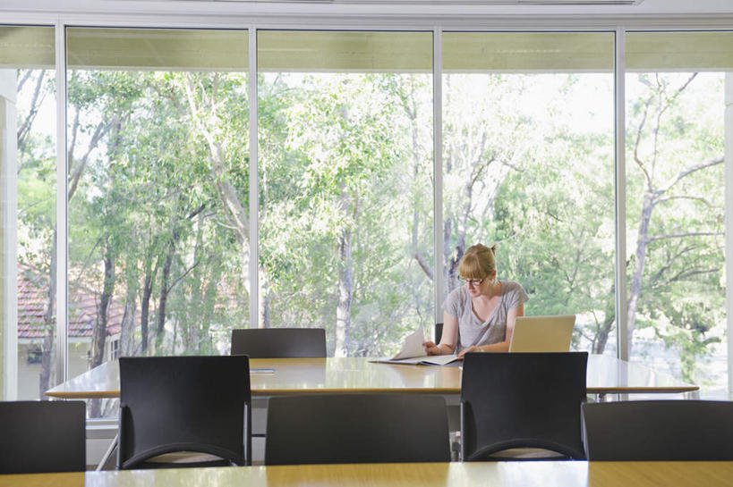 冲浪,西方人,一个人,学生,图书馆,坐,室内,白天,正面,植物,窗户,桌子,书籍,椅子,欧洲,欧洲人,仅一个年轻女性,仅一个女性,仅一个人,握,服装,笔,材料,档案,文件,纸,木椅,办公用品,拿,拿着,注视,休闲装,书桌,水笔,玻璃窗,文具,树,树木,衣服,绿色,自然,课桌,手稿,学习用品,资料,观察,看,休闲,休闲服,握着,服饰,生长,成长,观看,文具用品,证明,察看,书写,关注,文档,浏览室,年轻女性,女人,女性,白种人,书,图书,坐着,半身,彩图,书库,图书库,阅览室