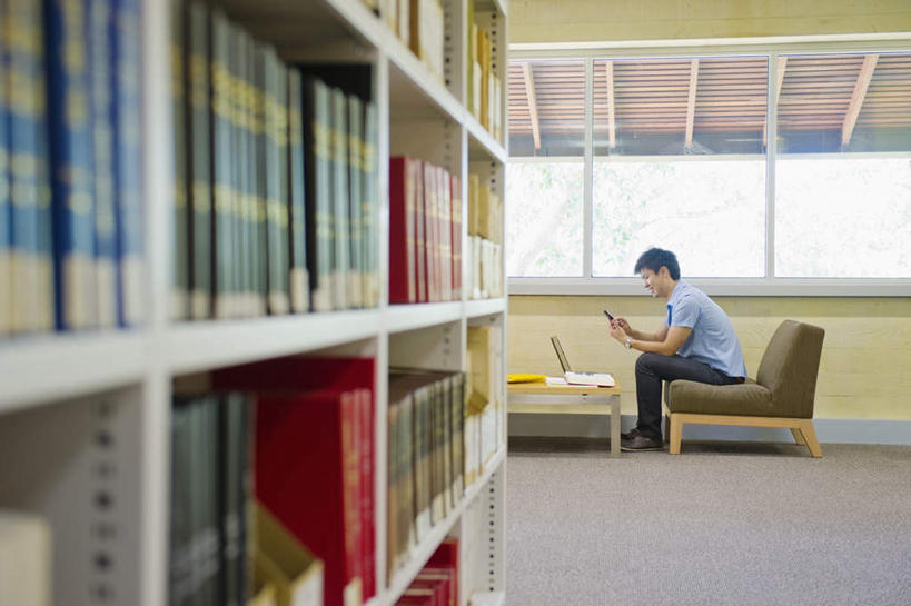 冲浪,东方人,一个人,图书馆,坐,室内,白天,侧面,窗户,桌子,书籍,椅子,亚洲,仅一个男性,仅一个人,一排,握,服装,整齐,并列,并排,木椅,墙,拿,拿着,注视,休闲装,黄种人,书桌,玻璃窗,墙壁,墙面,排列,仅一个年轻男性,衣服,课桌,书柜,观察,看,休闲,休闲服,书橱,握着,服饰,观看,察看,队列,关注,平行,浏览室,男人,男性,年轻男性,亚洲人,书,图书,坐着,彩图,全身,书库,图书库,阅览室