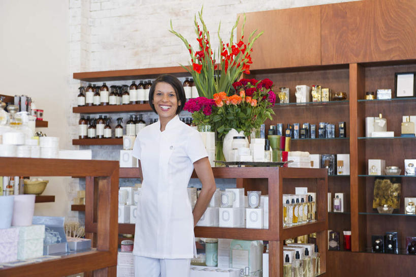 冲浪,西方人,一个人,美容师,商店,站,笑,微笑,露齿笑,室内,白天,正面,工作服,制服,化妆,美容,时尚,智慧,欧洲,欧洲人,仅一个女性,仅一个人,一排,许多,护肤,服装,艺术,整齐,并列,并排,芳香,美白,盛开,香气,润肤露,很多,花蕾,注视,文化,商铺,货架,架子,花,花瓣,花朵,鲜花,排列,衣服,白色,插花,肥皂,香皂,花苞,花蕊,观察,看,品味,清洁,站着,仅一个中年女性,保养,享受,休闲,香水,放松,去角质,保健,服饰,观看,保湿,优雅,气味,插花艺术,察看,滋润,乳液,创造,高雅,衣着,护肤品,穿着,队列,芬芳,关注,去死皮,创作,陈列架,护肤用品,舒缓,平行,想象,背手,养颜,去污,控油,紧肤,嫩肤,祛痘,去痘,祛角质,抗衰,再生,增白,补水,祛斑,抗皱,防皱,除皱,去皱,除臭,超市货架,市肆,商号,工作制服,衣饰,女人,女性,中年女性,白种人,站立,半身,彩图,工作套服,店铺