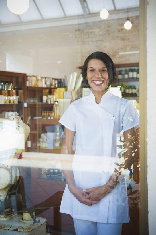 蝶泳,西方人,一个人,美容师,商店,站,笑,双手交叉,微笑,露齿笑,室外,白天,正面,工作服,制服,化妆,美容,时尚,窗户,照明,欧洲,欧洲人,仅一个女性,仅一个人,一排,许多,护肤,阴影,服装,整齐,并列,并排,芳香,美白,香气,光线,润肤露,影子,灯光,很多,注视,商铺,吊灯,货架,玻璃窗,架子,灯,排列,衣服,白色,肥皂,灯具,香皂,观察,看,品味,清洁,站着,仅一个中年女性,保养,享受,休闲,香水,放松,去角质,保健,服饰,观看,保湿,优雅,气味,照亮,察看,滋润,乳液,高雅,衣着,护肤品,照明设备,穿着,队列,芬芳,关注,去死皮,陈列架,护肤用品,舒缓,平行,养颜,去污,控油,紧肤,嫩肤,祛痘,去痘,祛角质,抗衰,再生,增白,补水,祛斑,抗皱,防皱,除皱,去皱,除臭,超市货架,市肆,商号,工作制服,衣饰,女人,女性,中年女性,白种人,十字手,站立,半身,彩图,工作套服,店铺