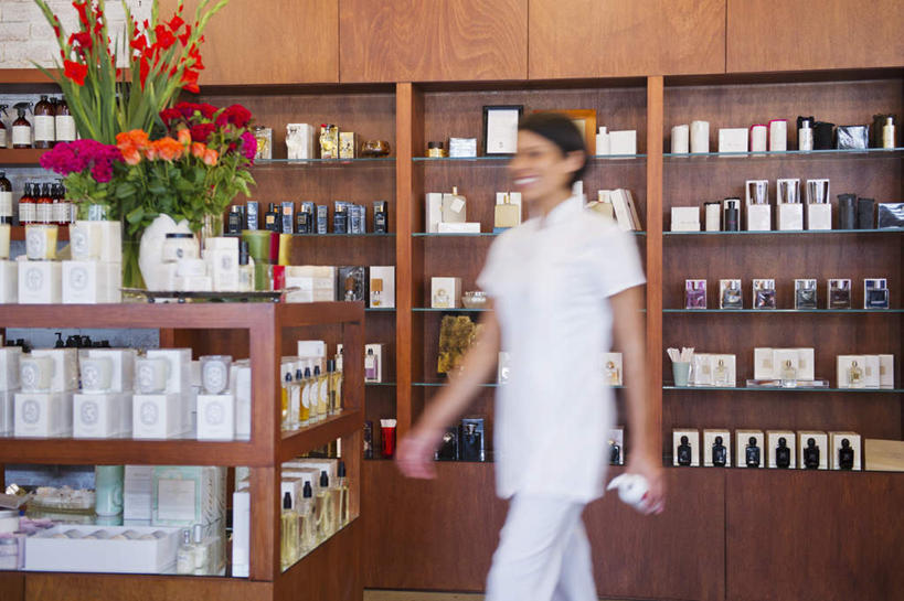 冲浪,西方人,一个人,美容师,商店,走,笑,微笑,露齿笑,室内,白天,侧面,工作服,制服,化妆,美容,时尚,智慧,欧洲,欧洲人,仅一个女性,仅一个人,一排,许多,护肤,握,服装,朦胧,模糊,艺术,整齐,并列,并排,芳香,美白,盛开,香气,润肤露,很多,拿,花蕾,拿着,注视,文化,商铺,货架,架子,花,花瓣,花朵,鲜花,排列,衣服,白色,插花,肥皂,香皂,花苞,花蕊,观察,看,品味,清洁,仅一个中年女性,保养,享受,休闲,香水,放松,去角质,握着,保健,服饰,观看,保湿,优雅,气味,插花艺术,察看,滋润,乳液,创造,高雅,衣着,护肤品,穿着,队列,芬芳,关注,去死皮,创作,陈列架,护肤用品,舒缓,平行,想象,养颜,去污,控油,紧肤,嫩肤,祛痘,去痘,祛角质,抗衰,再生,增白,补水,祛斑,抗皱,防皱,除皱,去皱,除臭,超市货架,市肆,商号,工作制服,衣饰,女人,女性,中年女性,白种人,步行,散步,走路,半身,彩图,工作套服,店铺