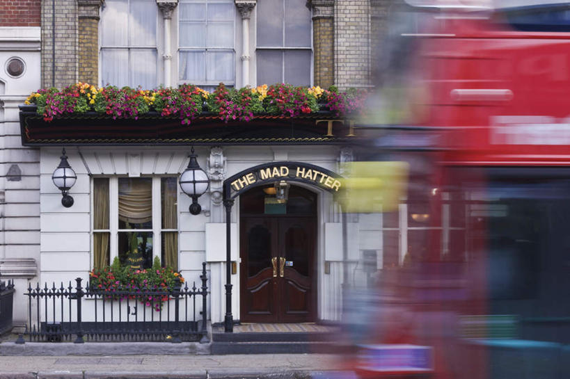 冲浪,无人,家,酒吧,室外,白天,正面,度假,美景,窗户,城市风光,城市,道路,路,公共汽车,照明,一辆,朦胧,模糊,盛开,英文,壁灯,标志,篮子,文字,字符,字母,房屋,墙,屋子,景观,小路,灯光,巴士,公交车,交通,花蕾,娱乐,标识,楼房,玻璃窗,墙壁,墙面,住宅,车,灯,花,花瓣,花朵,鲜花,红色,灯具,交通工具,花苞,花蕊,享受,休闲,景色,放松,英文字母,照亮,便利,照明设备,存放,载具,快捷,方便,寄存,寄放,暂存,彩图,房子,酒吧间,酒馆,草编婴儿篮,婴儿篮