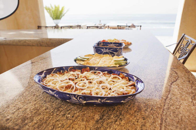 冲浪,面食,面条,意大利面,无人,俯视,室内,特写,白天,西餐,植物,餐桌,厨房,窗户,桌子,餐具,椅子,许多,阴影,朦胧,模糊,反射,碟子,盘,盆栽,影子,木椅,大理石,调料,酱料,酱汁,面,佐料,料理,食品,盆景,调味品,调味料,酱,玻璃窗,食物,绿色,自然,盘子,碟,西式,生长,成长,餐台,大理石制品,彩图,高角度拍摄,灶间