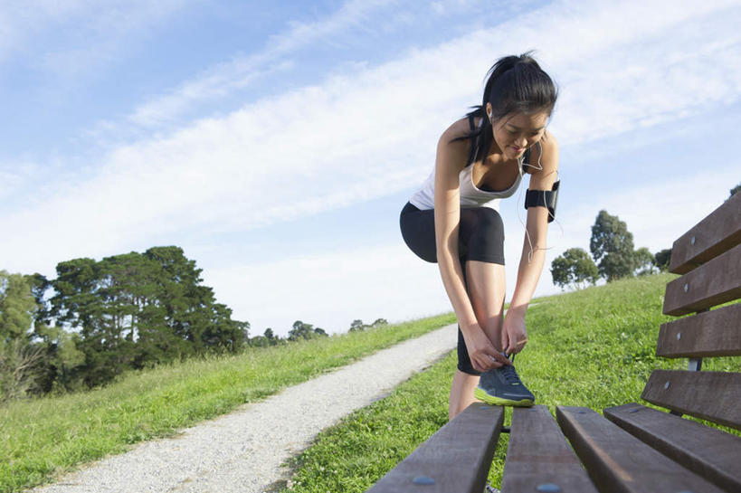 冲浪,东方人,一个人,站,笑,微笑,露齿笑,室外,白天,正面,草地,草坪,植物,道路,路,椅子,亚洲,仅一个年轻女性,仅一个女性,仅一个人,握,阴影,服装,光线,背心,影子,木椅,云,云朵,小路,交通,云彩,注视,黄种人,草,树,树木,衣服,蓝色,绿色,白云,蓝天,天空,阳光,自然,天,低头,观察,看,站着,握着,系,服饰,生长,晴朗,成长,观看,察看,衣着,穿着,关注,垂头,衣饰,露脐装,年轻女性,女人,女性,亚洲人,晴空,站立,彩图,全身