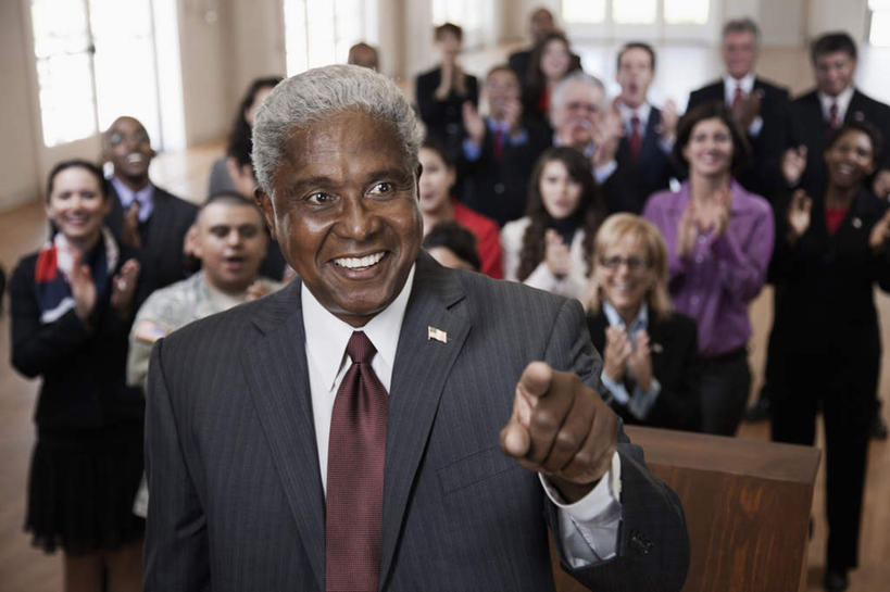 冲浪,西方人,商务人士,商务男性,商务女性,站,笑,鼓掌,微笑,露齿笑,室内,白天,正面,衬衫,窗户,椅子,欧洲,非洲,黑人,欧洲人,指,阴影,套装,朦胧,模糊,反射,影子,木椅,领带,许多人,注视,指点,玻璃窗,观察,看,站着,一群人,观看,察看,徽章,指向,象征,庄重,关注,商务装,身份,工薪阶层,正式,地位,政治家,老年男性,老年女性,男人,男性,年轻男性,年轻女性,女人,女性,中年男性,中年女性,白种人,非洲人,白领,上班族,拍手,站立,半身,彩图,衬衣