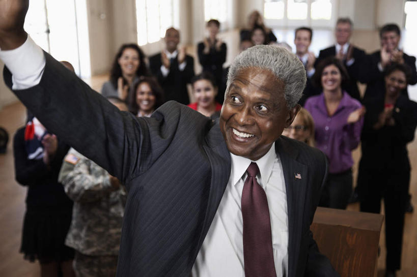 冲浪,西方人,商务人士,商务男性,商务女性,站,举,笑,微笑,露齿笑,室内,白天,正面,衬衫,窗户,欧洲,非洲,黑人,欧洲人,阴影,套装,朦胧,模糊,反射,影子,领带,许多人,注视,玻璃窗,观察,看,托,演讲,站着,一群人,报告,观看,察看,象征,演说,庄重,关注,商务装,身份,宣传,工薪阶层,正式,地位,政治家,鼓动,讲演,老年男性,男人,男性,年轻男性,年轻女性,女人,女性,中年男性,中年女性,白种人,非洲人,白领,上班族,举起,举手,举着,向上举,向上伸,向上托,站立,半身,彩图,衬衣