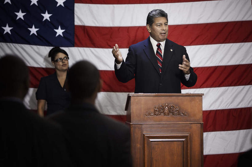 冲浪,西方人,四个人,商务人士,商务男性,商务女性,站,举,室内,白天,正面,衬衫,旗帜,国旗,欧洲,欧洲人,阴影,套装,反射,眼镜,影子,注视,星条旗,话筒,讲台,观察,看,托,演讲,站着,美国国旗,报告,观看,察看,麦克风,演说,关注,扩音器,演说台,商务装,宣传,近视眼镜,传声器,工薪阶层,演讲台,微音器,政治家,鼓动,讲演,男人,男性,女人,女性,中年男性,中年女性,白种人,白领,上班族,旗,举起,举手,举着,向上举,向上伸,向上托,站立,半身,彩图,衬衣,美利坚合众国国旗