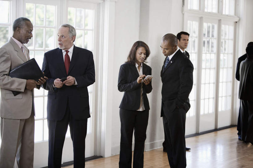 冲浪,东方人,西方人,同事,商务人士,商务男性,商务女性,站,说,打电话,室内,白天,正面,衬衫,讨论,成功,合作,团队,集体,信心,窗户,地板,电话,手机,欧洲,非洲,黑人,欧洲人,亚洲,阴影,套装,反射,材料,档案,文件,影子,领带,地面,许多人,注视,黄种人,通讯设备,队伍,木地板,玻璃窗,资料,低头,观察,看,站着,一群人,观看,察看,领导,象征,庄重,成就,关注,文档,商务装,身份,合伙,领袖,工薪阶层,正式,地位,交流,老年男性,男人,男性,女人,女性,中年男性,中年女性,白种人,非洲人,亚洲人,白领,上班族,沟通,讲话,交谈,商讨,说话,谈话,通话,站立,半身,彩图,衬衣