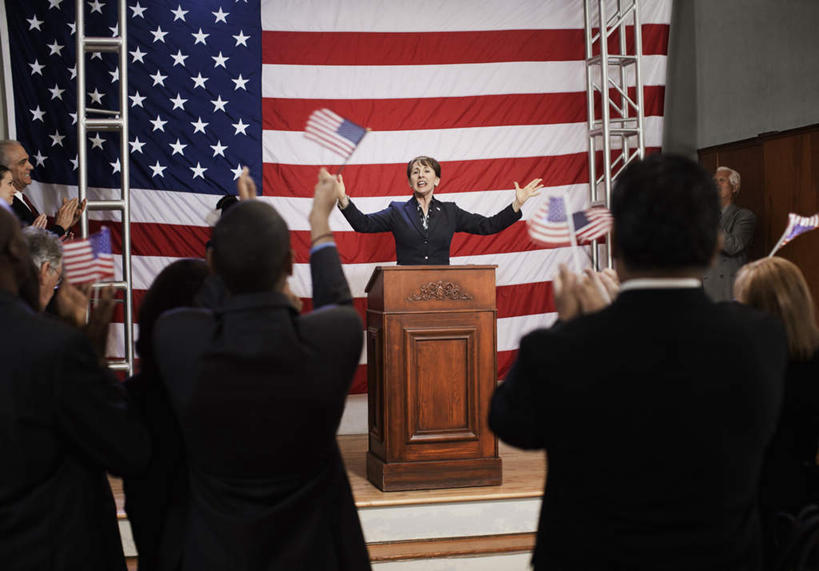 冲浪,西方人,背部,同事,商务人士,商务男性,商务女性,站,举,室内,白天,正面,衬衫,成功,合作,团队,集体,信心,旗帜,国旗,欧洲,非洲,黑人,欧洲人,阴影,套装,反射,眼镜,影子,许多人,注视,队伍,星条旗,讲台,观察,看,托,演讲,站着,一群人,美国国旗,报告,观看,察看,领导,演说,成就,关注,演说台,商务装,宣传,合伙,领袖,近视眼镜,工薪阶层,演讲台,政治家,鼓动,讲演,老年男性,男人,男性,女人,女性,中年男性,中年女性,白种人,非洲人,白领,上班族,旗,举起,举手,举着,向上举,向上伸,向上托,站立,半身,彩图,衬衣,美利坚合众国国旗