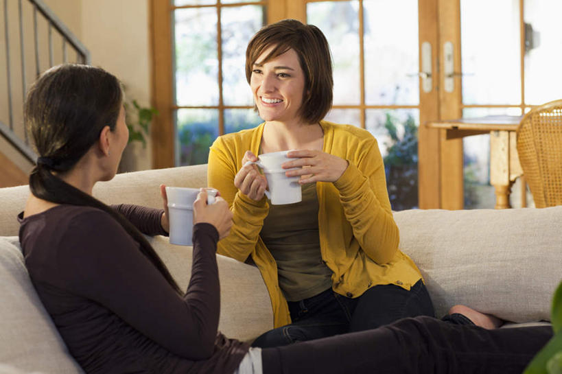 冲浪,西方人,两个人,家庭,母亲,女儿,客厅,坐,笑,微笑,露齿笑,室内,白天,正面,毛衣,植物,窗户,靠垫,落地窗,沙发,杯子,椅子,欧洲,欧洲人,握,朦胧,模糊,瓷器,木椅,咖啡杯,靠枕,陶瓷制品,拿,拿着,注视,玻璃窗,树,树木,绿色,自然,垫子,枕头,观察,看,温暖,温馨,母女,一家人,母爱,握着,生长,成长,观看,和睦,察看,起居室,关注,瓷杯,线衫,布艺沙发,客堂,毛线衣,绒线衣,年轻女性,女人,女性,中年女性,白种人,坐着,半身,彩图,绒衣,套衫,套头毛衣,线衣,融洽