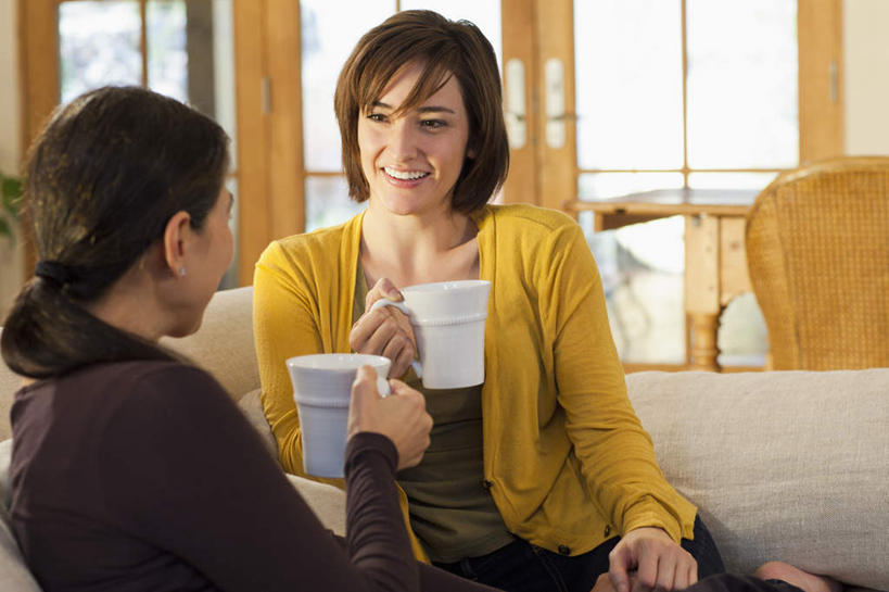 冲浪,西方人,两个人,家庭,母亲,女儿,客厅,坐,笑,微笑,露齿笑,室内,白天,正面,毛衣,植物,窗户,靠垫,落地窗,沙发,杯子,椅子,欧洲,欧洲人,握,朦胧,模糊,瓷器,木椅,咖啡杯,靠枕,陶瓷制品,拿,拿着,注视,玻璃窗,树,树木,绿色,自然,垫子,枕头,观察,看,温暖,温馨,母女,一家人,母爱,握着,生长,成长,观看,和睦,察看,起居室,关注,瓷杯,线衫,布艺沙发,客堂,毛线衣,绒线衣,年轻女性,女人,女性,中年女性,白种人,坐着,半身,彩图,绒衣,套衫,套头毛衣,线衣,融洽