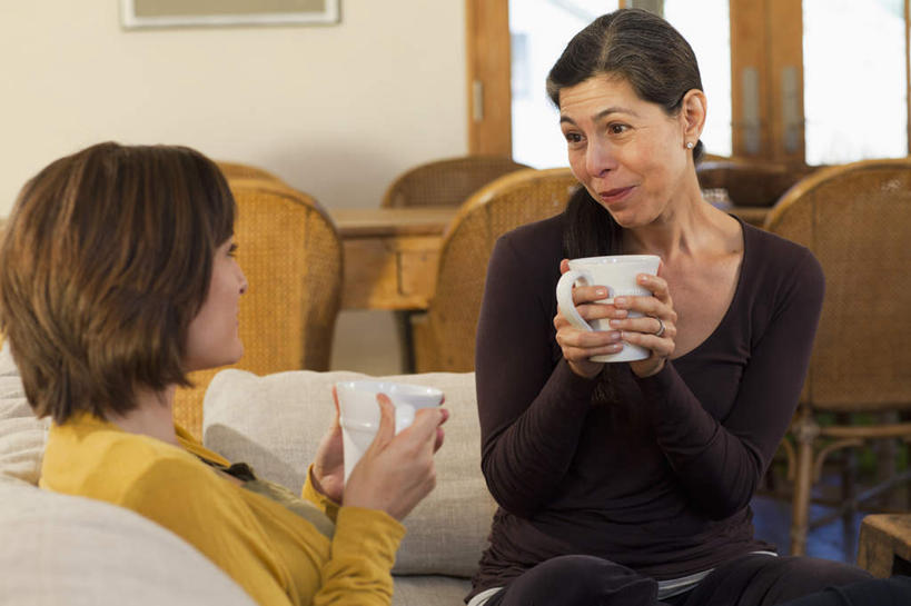 冲浪,西方人,两个人,家庭,母亲,女儿,客厅,坐,说,室内,白天,正面,毛衣,讨论,植物,窗户,靠垫,落地窗,沙发,杯子,椅子,欧洲,欧洲人,握,朦胧,模糊,瓷器,木椅,咖啡杯,靠枕,陶瓷制品,拿,拿着,注视,玻璃窗,树,树木,绿色,自然,垫子,枕头,观察,看,温暖,温馨,母女,一家人,母爱,握着,生长,成长,观看,和睦,察看,起居室,关注,瓷杯,线衫,布艺沙发,客堂,毛线衣,绒线衣,交流,年轻女性,女人,女性,中年女性,白种人,沟通,讲话,交谈,商讨,说话,谈话,坐着,半身,彩图,绒衣,套衫,套头毛衣,线衣,融洽