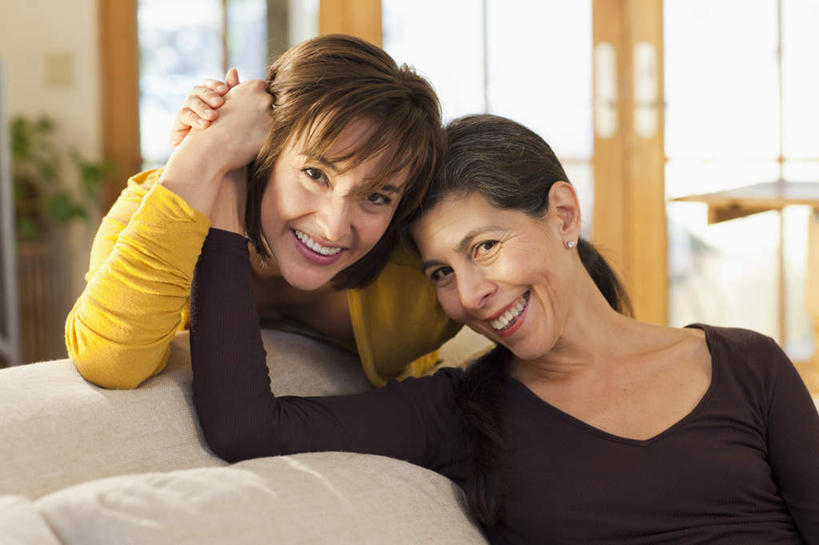 冲浪,西方人,两个人,家庭,母亲,女儿,客厅,站,坐,握手,笑,微笑,露齿笑,室内,白天,正面,毛衣,植物,窗户,靠垫,落地窗,沙发,椅子,欧洲,欧洲人,朦胧,模糊,木椅,靠枕,注视,玻璃窗,树,树木,绿色,自然,垫子,枕头,观察,看,趴着,站着,温暖,温馨,母女,一家人,母爱,生长,成长,观看,和睦,察看,起居室,关注,线衫,布艺沙发,客堂,毛线衣,绒线衣,年轻女性,女人,女性,中年女性,白种人,搀手,拉手,趴,手拉手,手握手,站立,坐着,半身,彩图,绒衣,套衫,套头毛衣,线衣,融洽