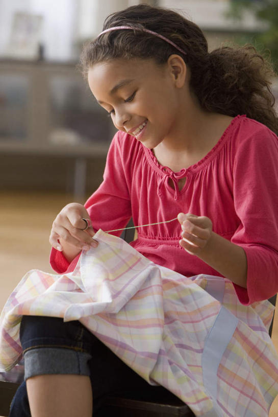 蝶泳,西方人,儿童,一个人,坐,笑,微笑,露齿笑,室内,白天,正面,纯洁,刺绣,欧洲,欧洲人,仅一个女性,仅一个人,握,服装,朦胧,模糊,艺术,装饰,头饰,手工艺品,二郎腿,拿,拿着,注视,休闲装,文化,针,小孩,衣服,发箍,发饰,饰品,工艺品,低头,观察,看,仅一个小孩,休闲,休闲服,可爱,童年,童趣,握着,服饰,头箍,观看,缝纫,华丽,修饰,点缀,察看,高雅,十字绣,缝衣针,针线,关注,发卡,童真,烂漫,无邪,配饰,自信心,品位,衬托,美观,雅致,雅观,天真,女孩,女人,女性,白种人,孩子,坐着,半身,彩图,女红,针绣,针黹,黹,女生