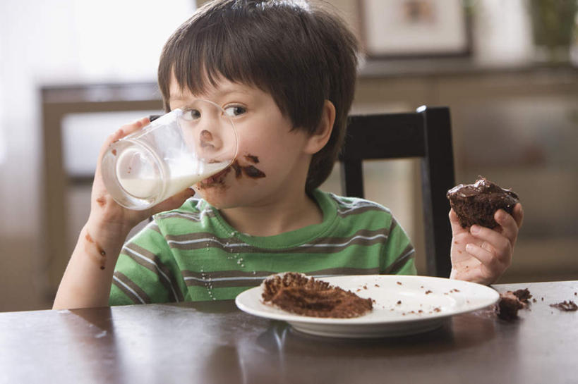 冲浪,点心,牛奶,西方人,儿童,一个人,坐,室内,白天,正面,下午茶,纯洁,餐桌,窗户,窗帘,桌子,杯子,椅子,欧洲,欧洲人,仅一个男性,仅一个人,喝,握,服装,朦胧,模糊,装饰,木椅,食品,饮品,营养,拿,拿着,注视,休闲装,玻璃窗,玻璃制品,食物,糕点,饮料,小孩,衣服,帘子,水杯,观察,看,仅一个小孩,休闲,休闲服,遮阳,可爱,童年,童趣,握着,服饰,餐台,观看,纸托,华丽,修饰,点缀,察看,乳制品,奶,牛乳,关注,童真,烂漫,无邪,衬托,美观,雅致,雅观,安神,纸杯蛋糕,纸托蛋糕,蛋糕托,蛋糕托纸,蛋糕纸托,天真,男孩,男人,男性,白种人,孩子,玻璃杯,坐着,半身,彩图,蛋糕,男生