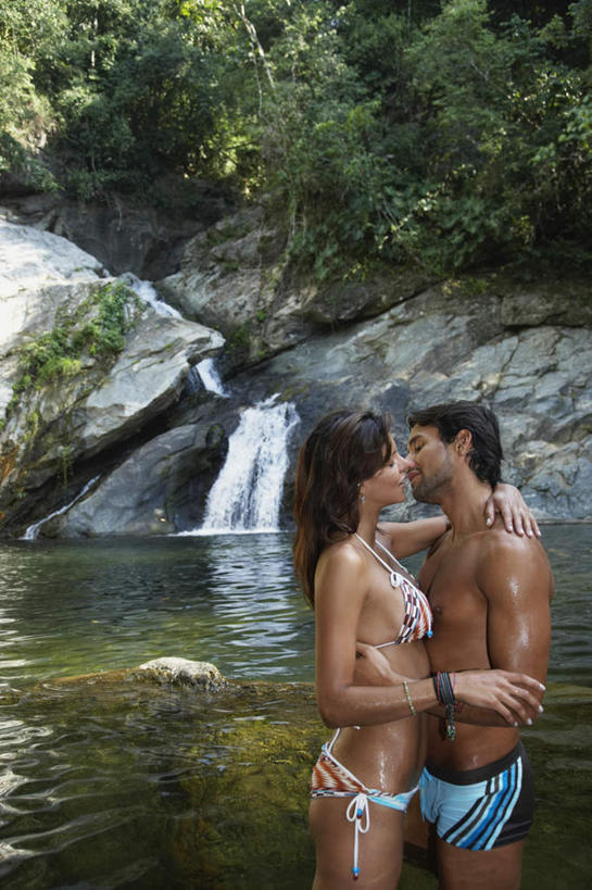 西方人,两个人,站,闭眼,吻,竖图,室外,白天,侧面,泳装,比基尼,爱情,旅游,度假,河流,石头,美景,瀑布,水,植物,欧洲,欧洲人,阴影,飞溅,溅,光线,石子,液体,影子,河水,景观,水滴,水流,浪漫,娱乐,裸露,相视,水珠,树,树木,绿色,小溪,阳光,自然,溪水,站着,享受,休闲,温暖,温馨,面对面,景色,恩爱,放松,恋人,生长,成长,对视,和睦,互视,喷洒,自然风光,裸,相对,相看,男人,男性,年轻男性,年轻女性,女人,女性,白种人,情侣,跌水,石块,岩石,闭眼睛,闭着眼,闭着眼睛,接吻,亲,亲吻,亲嘴,站立,半身,彩图,三点式,泳衣,伴侣,融洽