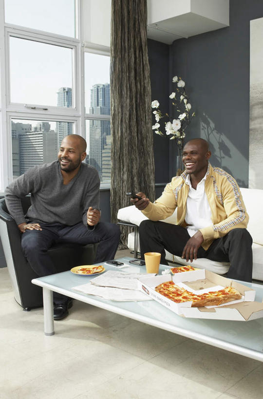 果汁,西方人,两个人,伙伴,朋友,客厅,坐,笑,微笑,露齿笑,竖图,室内,白天,正面,烹饪,西餐,友谊,窗户,窗帘,沙发,桌子,欧洲,非洲,黑人,欧洲人,握,服装,装饰,木制,墙,橙汁,料理,食品,披萨,匹萨,饮品,拿,茶几,拿着,注视,休闲装,菜肴,美食,玻璃窗,墙壁,墙面,食物,饮料,衣服,帘子,木制品,快餐,观察,看,休闲,休闲服,遮阳,西式,握着,服饰,佳肴,观看,华丽,修饰,点缀,察看,起居室,比萨,甜橙,关注,可口,布艺沙发,西式快餐,垃圾食品,意大利薄饼,衬托,美观,雅致,雅观,客堂,适口,友情,男人,男性,中年男性,非洲人,橙子,橙,坐着,半身,彩图,鹄壳,黄橙,黄果,金橙,金环,金球,糖橙