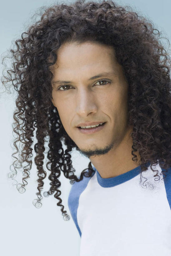 西方人,脸,头,脸颊,头发,一个人,站,笑,微笑,露齿笑,竖图,室外,特写,白天,正面,欧洲,欧洲人,仅一个男性,仅一个人,仅一个中年男性,阴影,服装,光线,影子,棕色,注视,休闲装,肩膀,衣服,蓝色,蓝天,天空,阳光,天,观察,看,站着,休闲,休闲服,服饰,晴朗,观看,察看,关注,万里无云,男人,男性,中年男性,白种人,头部,长发,卷发,脸部,脸蛋,面部,晴空,晴空万里,站立,半身,彩图