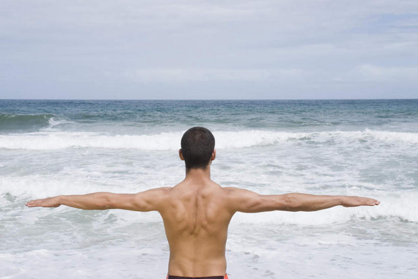 西方人,一个人,站,伸展双臂,横图,室外,白天,海浪,海洋,欧洲,欧洲人,仅一个男性,仅一个人,浪花,水平线,云,云朵,辽阔,海平线,云彩,裸露,仅一个年轻男性,背面,蓝色,白云,蓝天,天空,海水,波浪,天,站着,广阔,晴朗,一望无际,裸,海景,无边无际,一马平川,男人,男性,年轻男性,白种人,大海,风浪,海,海水的波动,近岸浪,涌浪,晴空,敞开双臂,伸开双臂,展开双肩,站立,张开手臂,张开双臂,半身,彩图,水天相接,水天一线