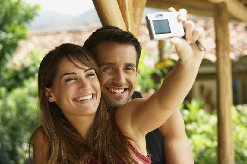 西方人,两个人,家,站,举,笑,微笑,露齿笑,横图,室外,白天,正面,爱情,植物,棕榈树,相机,叶子,欧洲,欧洲人,握,服装,朦胧,模糊,房屋,屋子,绿叶,浪漫,拿,拿着,注视,休闲装,楼房,住宅,树,树木,拍照,衣服,绿色,自然,数码相机,观察,看,托,站着,休闲,温暖,温馨,休闲服,嫩叶,恩爱,握着,恋人,摄影,服饰,生长,成长,观看,和睦,察看,关注,棕榈叶,男人,男性,年轻男性,年轻女性,女人,女性,白种人,情侣,叶,叶片,照相机,举起,举手,举着,向上举,向上伸,向上托,站立,半身,彩图,照相,房子,伴侣,融洽