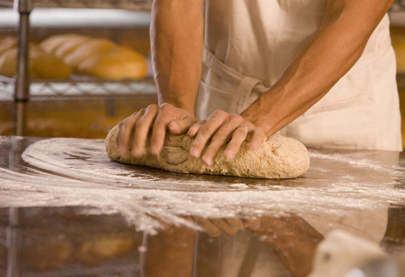 点心,面包,西方人,手,一个人,厨师,商店,横图,室内,特写,白天,正面,工作服,制服,欧洲,欧洲人,双手,仅一个男性,仅一个人,仅一个中年男性,握,服装,朦胧,模糊,粉末,面粉,食品,面点,拿,粮食,拿着,商铺,食物,糕点,衣服,手部,粉,握着,服饰,农产品,衣着,穿着,原材料,粉状,市肆,商号,工作制服,衣饰,面包店,男人,男性,中年男性,白种人,厨师长,厨子,大厨,主厨,半身,彩图,工作套服,店铺