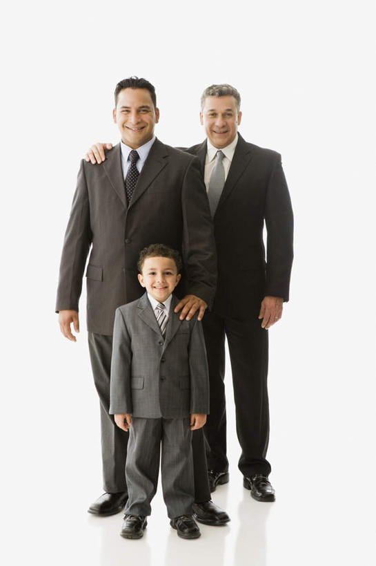 西方人,儿童,老年人,父亲,儿子,祖父,三代同堂,商务人士,商务男性,站,笑,微笑,露齿笑,竖图,室内,白天,白色背景,正面,衬衫,纯洁,欧洲,欧洲人,阴影,套装,反射,影子,领带,注视,祖孙三代,小孩,观察,看,站着,温暖,温馨,父子,父爱,可爱,童年,童趣,搭,摄影,影棚,爷爷,观看,祖孙,和睦,察看,象征,庄重,搭着,关注,商务装,身份,工薪阶层,童真,烂漫,无邪,外公,外祖父,外孙,外孙子,正式,地位,天真,老年男性,男孩,男人,男性,年轻男性,白种人,孩子,年轻人,全家福,孙子,白领,上班族,站立,彩图,全身,影棚拍摄,衬衣,拍摄,融洽,男生,爸爸,多代同堂