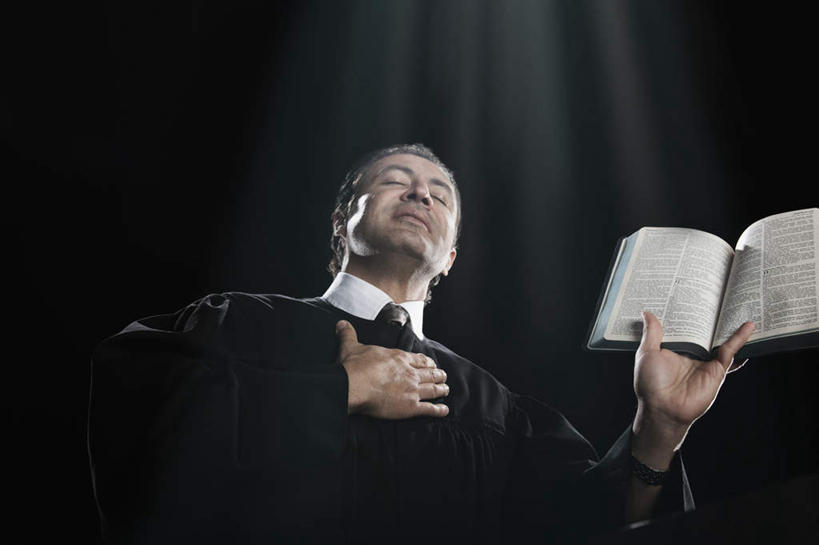 西方人,一个人,牧师,传教士,站,举,闭眼,横图,室内,白天,仰视,衬衫,书籍,欧洲,欧洲人,仅一个男性,仅一个人,仅一个中年男性,一本,握,阴影,节日,反射,影子,领带,圣经,文化,黑色,书本,祈祷,托,站着,健康,握着,许愿,遮,遮掩,宗教,信仰,纪念,祈求,掩盖,遮挡,经书,遮盖,掩饰,袍子,平安,男人,男性,中年男性,白种人,书,图书,传道者,祭司,教士,神甫,神父,闭眼睛,闭着眼,闭着眼睛,举起,举手,举着,向上举,向上伸,向上托,站立,半身,彩图,低角度拍摄,衬衣,耶经