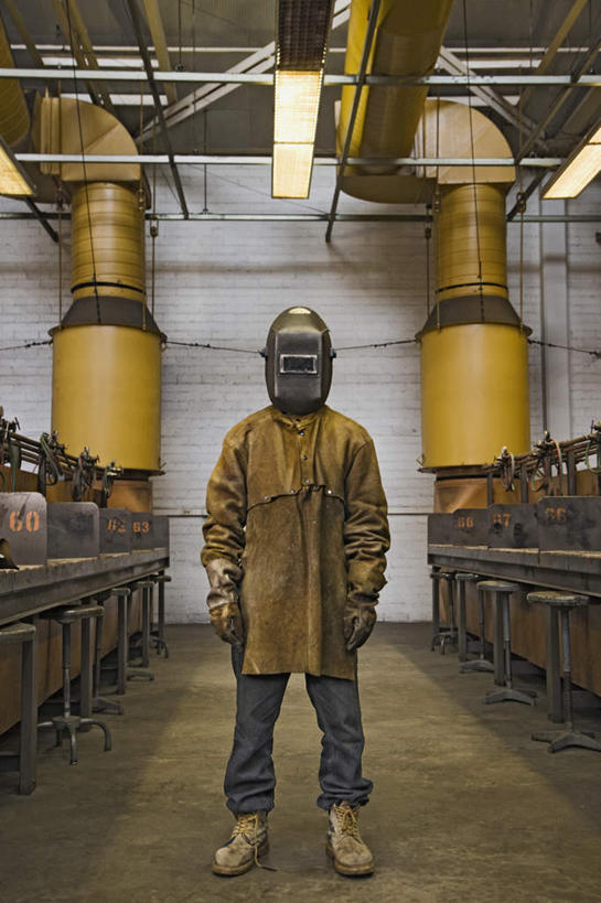 东方人,一个人,机修工,工厂,站,竖图,室内,白天,正面,工作服,制服,安全,照明,亚洲,仅一个男性,仅一个人,灯光,防护,黄种人,吊灯,灯,工人,仅一个年轻男性,手套,灯具,站着,遮,遮掩,保护,照亮,掩盖,遮挡,照明设备,面罩,保险,遮盖,保全,周全,安稳,安定,防护手套,掩饰,工作制服,平安,男人,男性,年轻男性,亚洲人,机械师,机修工人,站立,彩图,全身,工作套服,工地,制造厂,电焊面罩