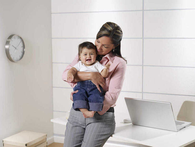 婴儿,儿童,中年人,两个人,家庭,母亲,商务人士,商务女性,办公室,坐,闭眼,抱,哭,横图,室内,白天,正面,纯洁,电脑,笔记本电脑,家具,桌子,套装,服装,时间,网络,时钟,办公桌,墙,计时,注视,休闲装,通讯设备,墙壁,墙面,小孩,衣服,白色,挂钟,钟表,低头,观察,看,休闲,温暖,温馨,一家人,休闲服,表,可爱,母爱,童年,童趣,眼泪,服饰,活泼,抱着,观看,和睦,察看,无线,搂着,泪水,关注,宝宝,通信设备,商务装,无线网络,无线上网,便携式电脑,工薪阶层,童真,纯真,烂漫,无邪,办公家具,垂头,母婴,伶俐,天真,手提电脑,女人,女性,中年女性,孩子,白领,上班族,钟,闭眼睛,闭着眼,闭着眼睛,搂,搂抱,坐着,半身,彩图,哭泣,哭啼,融洽