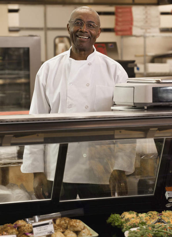 西方人,一个人,商店,站,笑,微笑,露齿笑,竖图,室内,白天,正面,烹饪,西餐,欧洲,非洲,黑人,欧洲人,仅一个男性,仅一个人,服装,料理,食品,注视,休闲装,商铺,菜肴,美食,货架,架子,食物,衣服,观察,看,站着,仅一个老年男性,休闲,休闲服,西式,服饰,佳肴,观看,察看,关注,陈列架,超市货架,市肆,商号,老年男性,男人,男性,非洲人,站立,半身,彩图,店铺