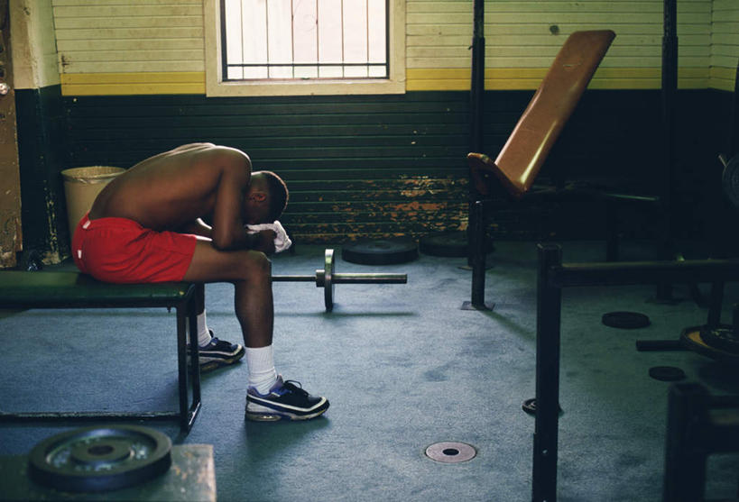 西方人,一个人,坐,横图,室内,白天,侧面,运动鞋,锻炼,失败,运动,窗户,鞋子,椅子,欧洲,欧洲人,仅一个男性,仅一个人,握,沮丧,纺织物,木椅,墙,拿,拿着,运动裤,裸露,玻璃窗,墙壁,墙面,仅一个年轻男性,黄色,毛巾,清洁,难受,无奈,握着,遮,遮掩,保暖,休闲鞋,失望,悲伤,掩盖,伤心,遮挡,难过,失落,裸,透气,遮盖,防水,颓废,举重机,举重床,挫败,受挫,落败,落空,错过,失足,失意,失策,失算,颓丧,衰颓,悲哀,懊丧,颓靡,气馁,丧气,掩饰,储水,耐磨,吸水,败北,挫折,失利,体育,男人,男性,年轻男性,白种人,坐着,彩图,全身,健身