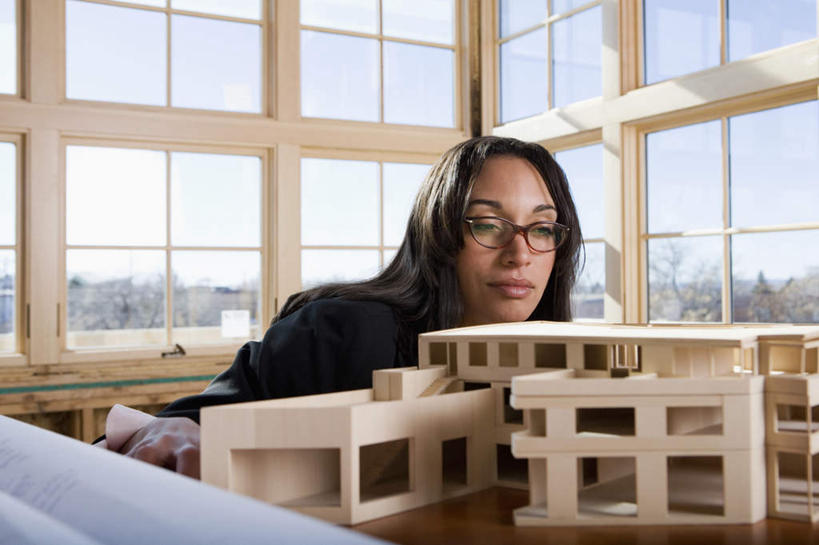 西方人,一个人,商务人士,商务女性,蹲,笑,微笑,横图,室内,白天,正面,窗户,桌面,桌子,欧洲,欧洲人,仅一个女性,仅一个人,套装,立体,空间,木制,图纸,眼镜,设计图,注视,玻璃窗,蓝色,蓝天,天空,模型,木制品,天,观察,看,仅一个中年女性,规划,晴朗,观看,察看,关注,商务装,工程图,草图,近视眼镜,蓝图,工薪阶层,万里无云,直观,建筑模型,建筑设计,女人,女性,中年女性,白种人,白领,上班族,设计,晴空,晴空万里,蹲着,半身,彩图