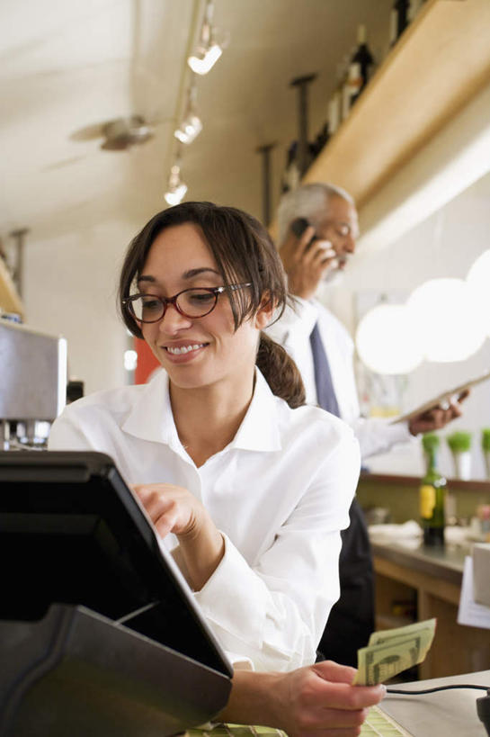 西方人,三个人,商务人士,店员,商务男性,商务女性,餐厅,站,坐,笑,打电话,微笑,露齿笑,竖图,室内,白天,仰视,工作服,衬衫,制服,钱,美元,显示器,电话,手机,照明,欧洲,欧洲人,敲打,握,套装,屏幕,钱币,眼镜,灯光,领带,美金,拿,拿着,注视,输入,通讯设备,显示屏,吊灯,灯,灯具,打字,观察,看,站着,营业员,握着,pos机,钞票,金融,纸币,收银台,经济,观看,点击,敲击,照亮,察看,象征,庄重,照明设备,关注,收银,美圆,收银机,商务装,身份,近视眼镜,流通,纸钞,贸易,工薪阶层,输出设备,正式,地位,销售人员,工作制服,交流,货币,现金,按键,老年男性,男人,男性,年轻男性,年轻女性,女人,女性,白种人,白领,上班族,售货员,沟通,通话,站立,坐着,半身,彩图,低角度拍摄,衬衣,工作套服,餐馆,饭店,饭馆