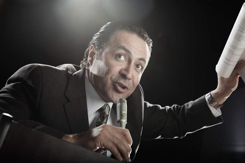 西方人,一个人,商务人士,商务男性,站,举,说,横图,室内,白天,仰视,衬衫,讨论,欧洲,欧洲人,仅一个男性,仅一个人,仅一个中年男性,握,阴影,黑色背景,套装,光线,材料,档案,文件,影子,纸,灯光,领带,拿,拿着,注视,话筒,讲台,手稿,资料,观察,看,托,演讲,站着,握着,摄影,影棚,报告,观看,证明,察看,麦克风,象征,演说,庄重,关注,扩音器,文档,演说台,商务装,身份,宣传,传声器,工薪阶层,演讲台,正式,地位,微音器,鼓动,讲演,交流,男人,男性,中年男性,白种人,白领,上班族,沟通,讲话,交谈,举起,举手,举着,商讨,说话,谈话,向上举,向上伸,向上托,站立,半身,彩图,低角度拍摄,影棚拍摄,衬衣,拍摄