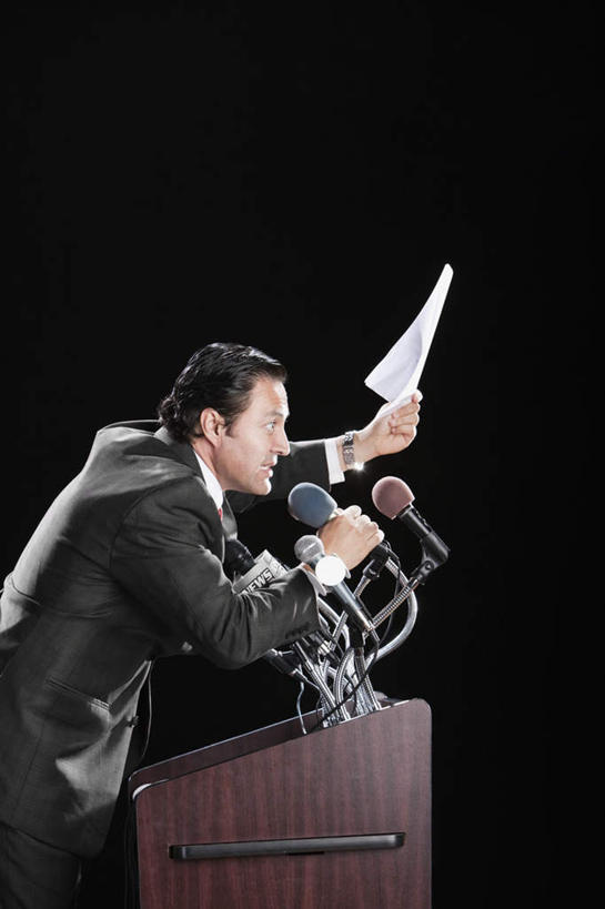 西方人,一个人,商务人士,商务男性,站,举,说,竖图,室内,白天,侧面,衬衫,讨论,欧洲,欧洲人,仅一个男性,仅一个人,仅一个中年男性,握,黑色背景,套装,材料,档案,文件,纸,领带,拿,拿着,注视,话筒,讲台,手稿,资料,观察,看,托,演讲,站着,握着,摄影,影棚,报告,观看,证明,察看,麦克风,象征,演说,庄重,关注,扩音器,文档,演说台,商务装,身份,宣传,传声器,工薪阶层,演讲台,正式,地位,微音器,鼓动,讲演,交流,男人,男性,中年男性,白种人,白领,上班族,沟通,讲话,交谈,举起,举手,举着,商讨,说话,谈话,向上举,向上伸,向上托,站立,半身,彩图,影棚拍摄,衬衣,拍摄