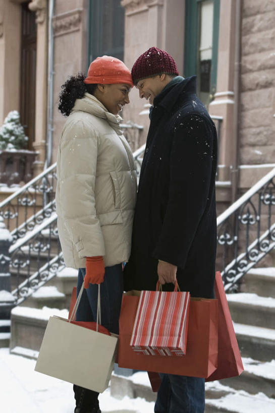 西方人,两个人,家庭,夫妻,家,栏杆,站,笑,微笑,露齿笑,竖图,室外,白天,侧面,爱情,购物,消费,雪,大雪,楼梯,袋子,帽子,欧洲,非洲,黑人,欧洲人,握,服装,包装袋,扶手,手提袋,房屋,阶梯,屋子,积雪,雪景,冬季,冬天,购物袋,浪漫,拿,拿着,注视,护栏,楼房,相视,台阶,住宅,衣服,观察,看,站着,温暖,温馨,一家人,面对面,恩爱,寒冷,握着,金融,恋人,服饰,观看,羽绒服,对视,保暖,和睦,察看,互视,御寒,购买,关注,相对,贸易,相看,棉帽,严寒,冬装,男人,男性,年轻女性,女人,女性,中年男性,非洲人,年轻人,夫妇,情侣,站立,半身,彩图,房子,伴侣,融洽