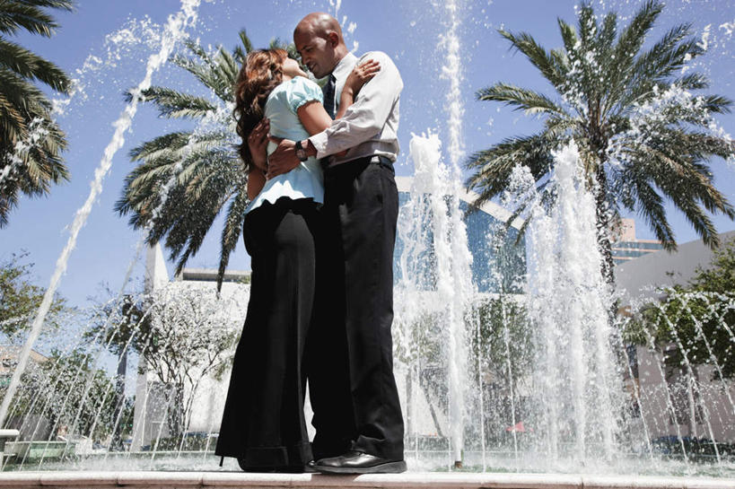 西方人,两个人,家庭,夫妻,站,闭眼,抱,吻,横图,室外,白天,仰视,爱情,水,植物,喷泉,棕榈树,叶子,欧洲,非洲,黑人,欧洲人,阴影,飞溅,服装,溅,光线,液体,影子,景观,水滴,绿叶,浪漫,休闲装,文化,相视,水珠,树,树木,衣服,蓝色,绿色,蓝天,天空,阳光,自然,天,品味,站着,休闲,温暖,温馨,一家人,面对面,休闲服,嫩叶,恩爱,恋人,服饰,生长,晴朗,成长,抱着,对视,和睦,互视,搂着,喷洒,相对,水景,棕榈叶,万里无云,相看,美观,男人,男性,年轻女性,女人,女性,中年男性,白种人,非洲人,年轻人,夫妇,情侣,设计,叶,叶片,晴空,晴空万里,闭眼睛,闭着眼,闭着眼睛,怀抱,接吻,搂,搂抱,亲,亲吻,亲嘴,相抱,拥抱,站立,彩图,低角度拍摄,全身,伴侣,融洽