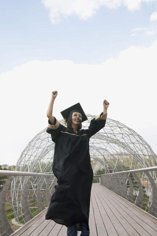 东方人,一个人,学生,栏杆,站,举,笑,微笑,露齿笑,竖图,室外,白天,正面,亚洲,仅一个年轻女性,仅一个女性,仅一个人,阴影,光线,影子,云,云朵,围栏,云彩,注视,黄种人,护栏,蓝色,黑色,白云,蓝天,天空,阳光,天,观察,看,托,站着,流苏,晴朗,观看,察看,学士帽,毕业,关注,学士服,垂布,学士袍,年轻女性,女人,女性,亚洲人,晴空,举起,举手,举着,向上举,向上伸,向上托,站立,半身,彩图