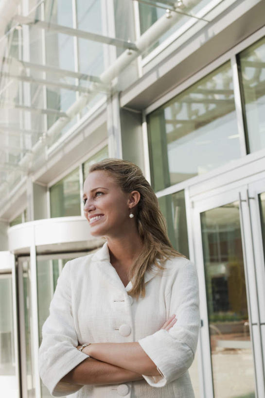 西方人,一个人,商务人士,商务女性,高楼大厦,站,笑,双手交叉,微笑,露齿笑,竖图,室外,白天,仰视,办公楼,门,大厦,建筑,摩天大楼,写字楼,欧洲,欧洲人,仅一个年轻女性,仅一个女性,仅一个人,套装,注视,装饰品,耳环,饰品,首饰,门框,楼宇,观察,看,站着,商务楼,旋转门,观看,察看,双手抱胸,关注,商务装,工薪阶层,耳饰,年轻女性,女人,女性,白种人,白领,上班族,站立,半身,彩图,低角度拍摄,大楼,高层建筑,高楼,摩天楼